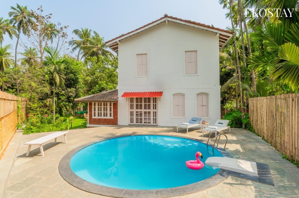 Property building, Day, Garden, Garden view, Pool view, Swimming pool, sunbed