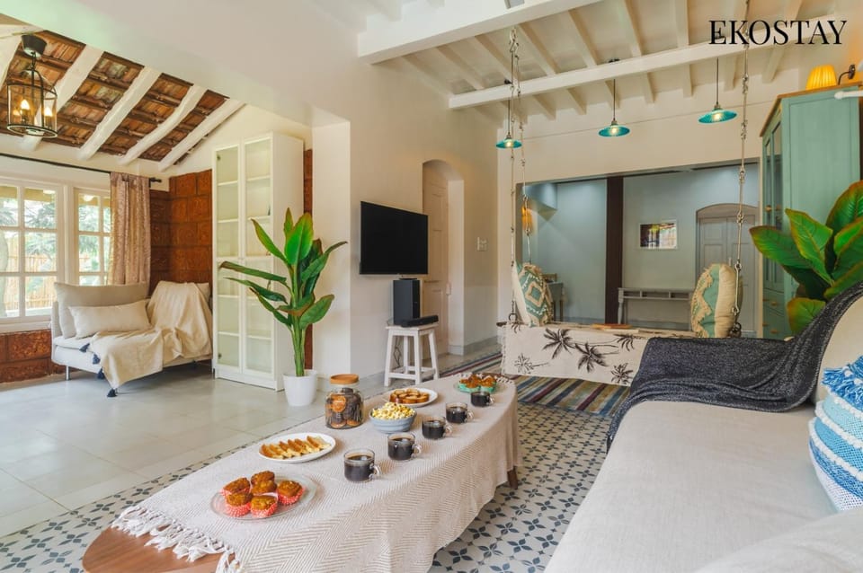 TV and multimedia, Living room, Food and drinks, Seating area, Food