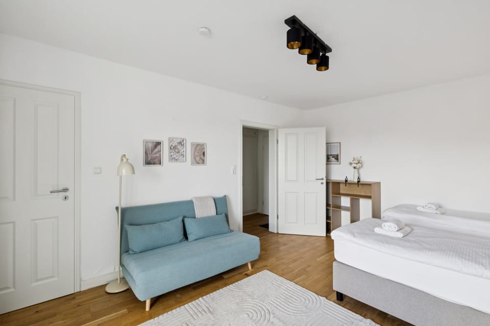 Bed, Living room, Photo of the whole room, Seating area, Bedroom