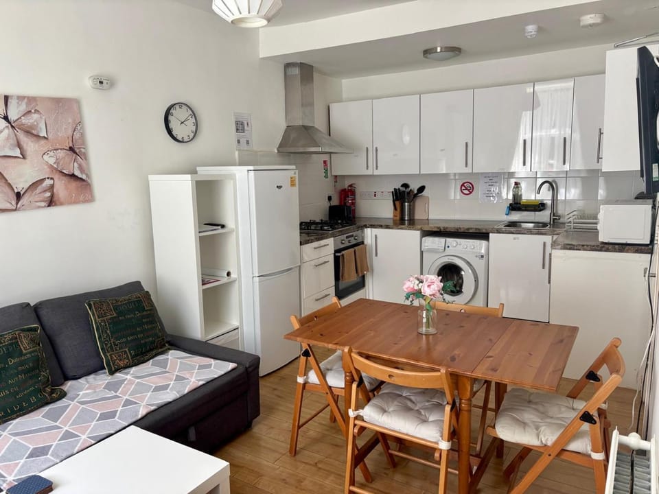 Kitchen or kitchenette, Seating area