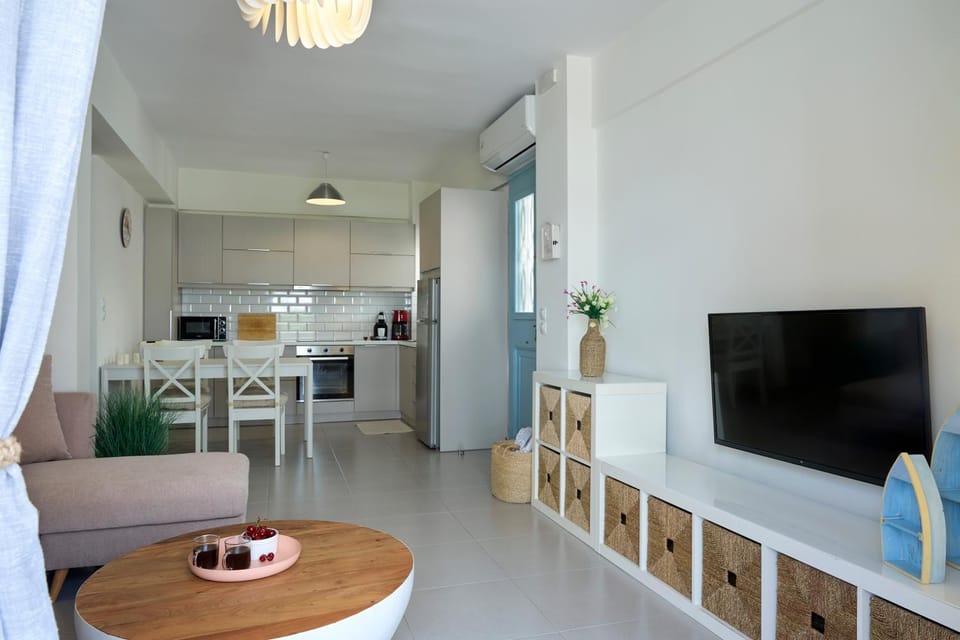 TV and multimedia, Seating area, Dining area, kitchen