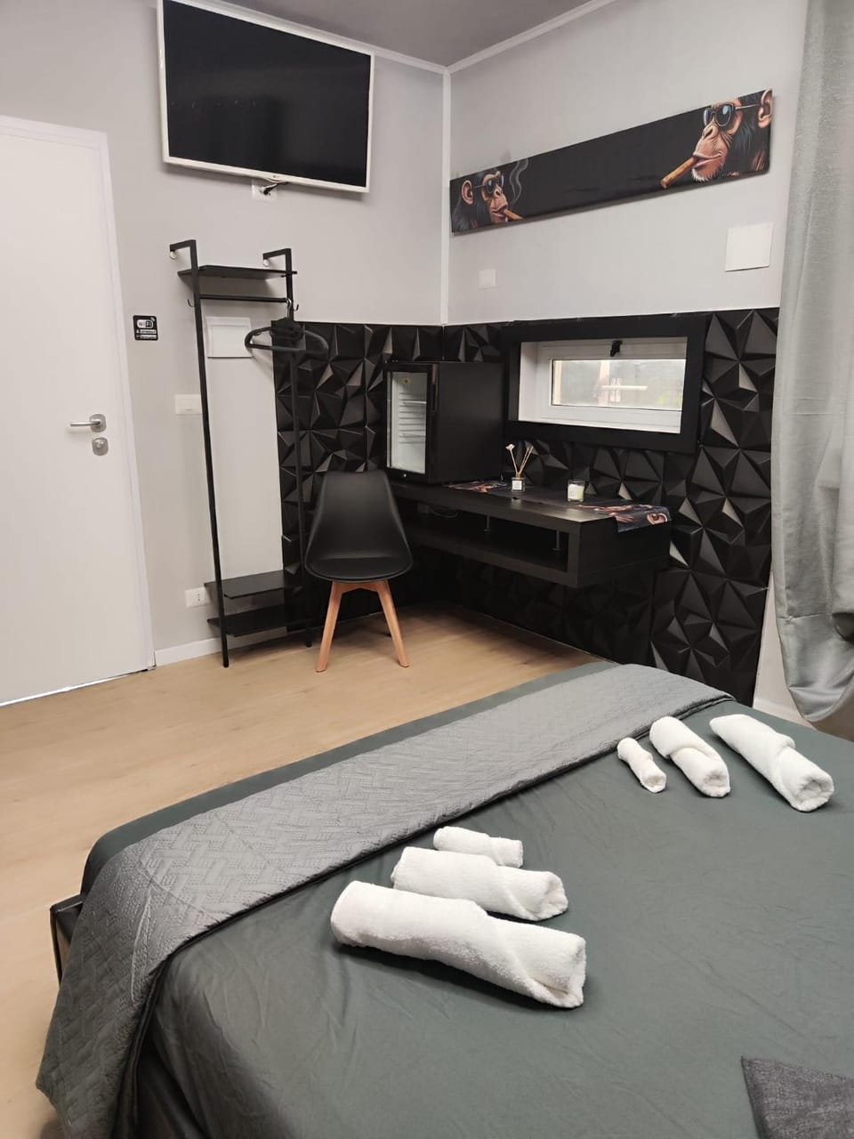 Bed, TV and multimedia, Photo of the whole room, Bedroom