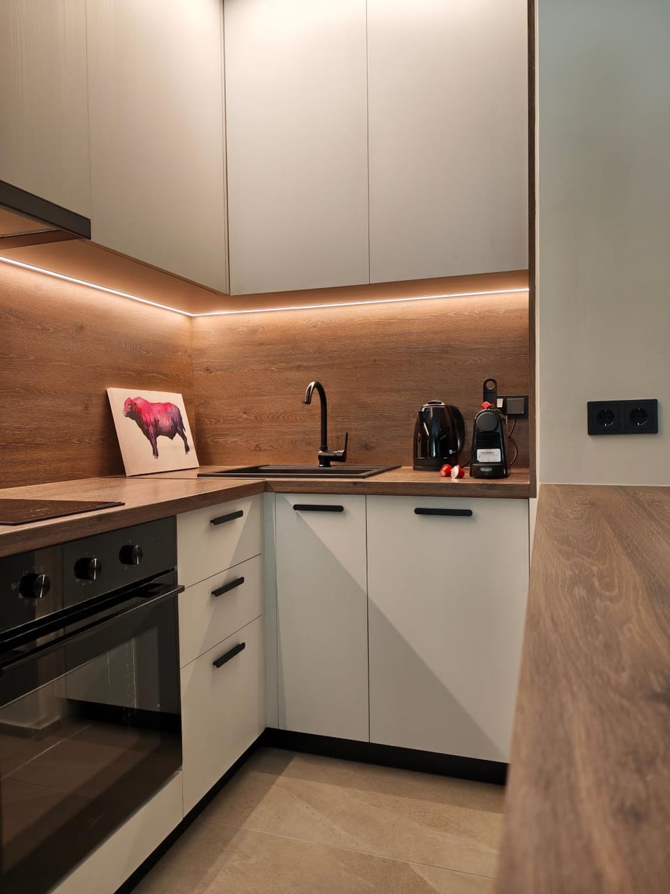 Coffee/tea facilities, Kitchen or kitchenette, stove