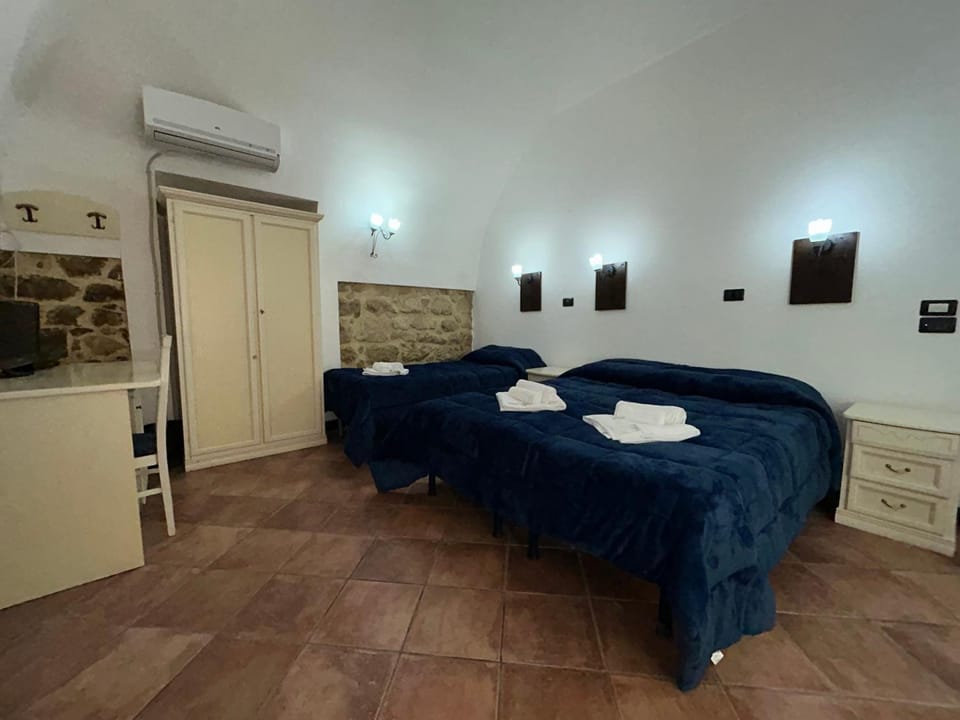 Bed, TV and multimedia, Photo of the whole room, Bedroom, towels, air conditioner