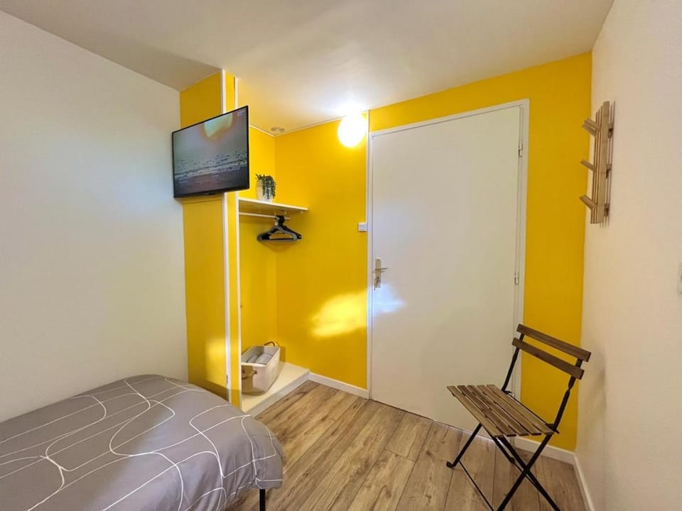 Bed, TV and multimedia, Bedroom, heating