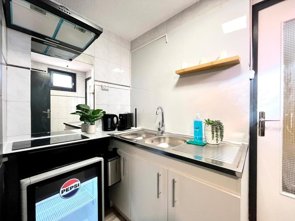 Coffee/tea facilities, Kitchen or kitchenette, stove, kitchen