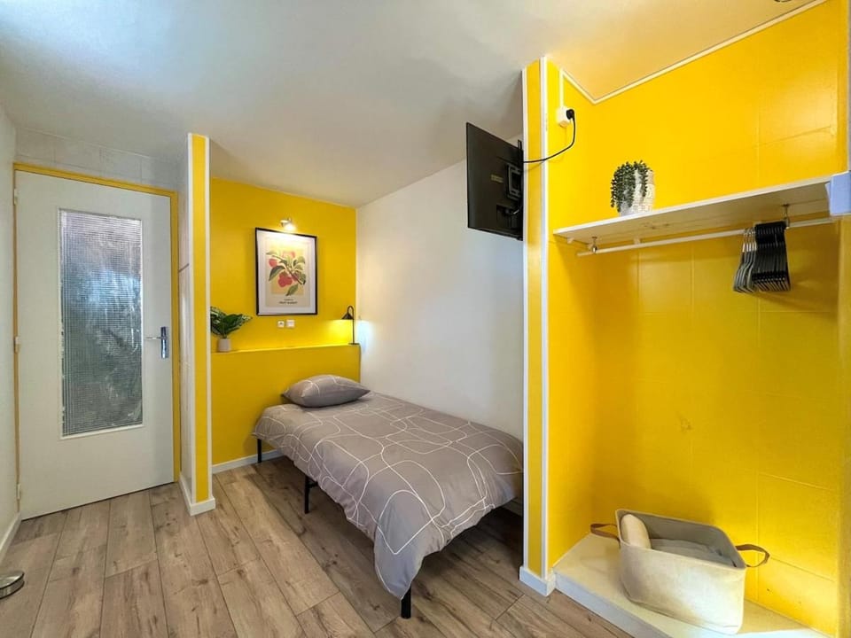 Bed, TV and multimedia, Bedroom, heating