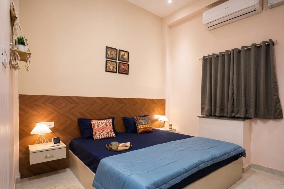 Bed, Photo of the whole room, Bedroom, towels, air conditioner