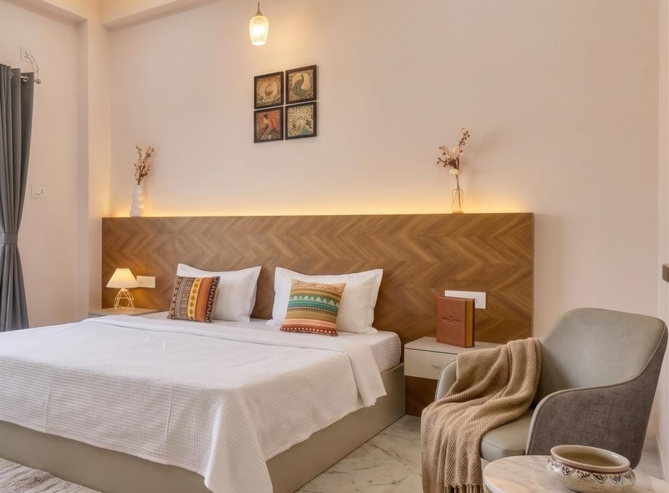 Bed, Living room, Photo of the whole room, Seating area, Bedroom