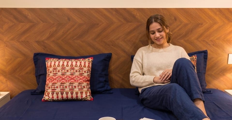 Bed, People, Living room, Photo of the whole room, Seating area, Bedroom, group of guests