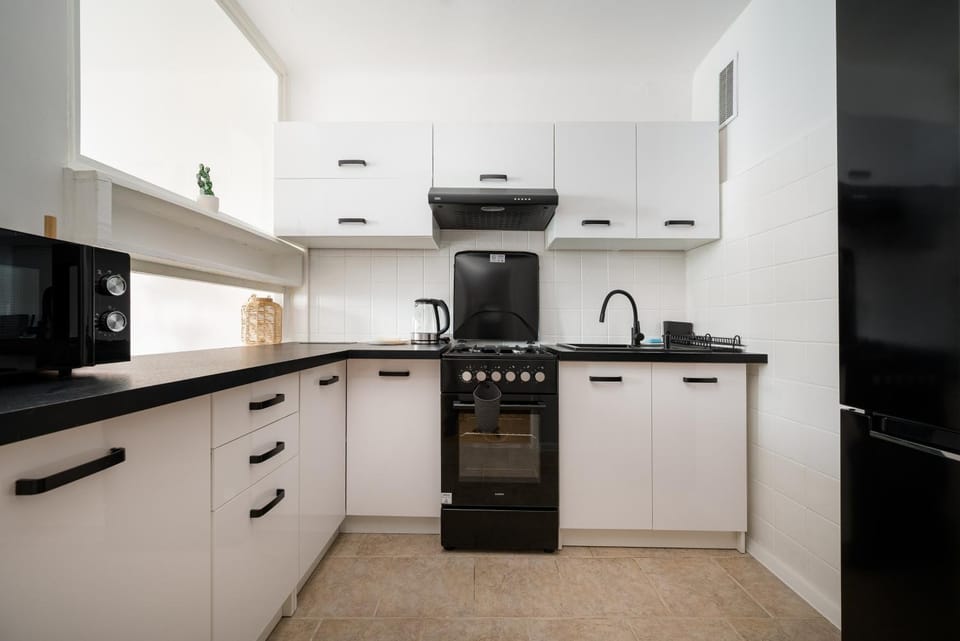 Coffee/tea facilities, Kitchen or kitchenette, oven, stove