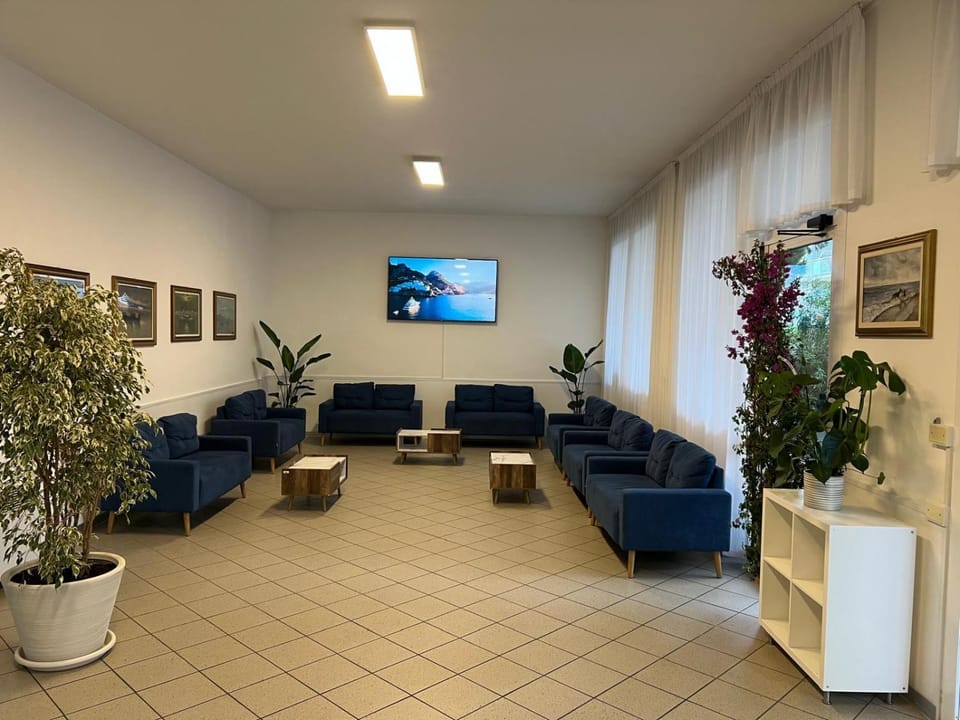 Communal lounge/ TV room