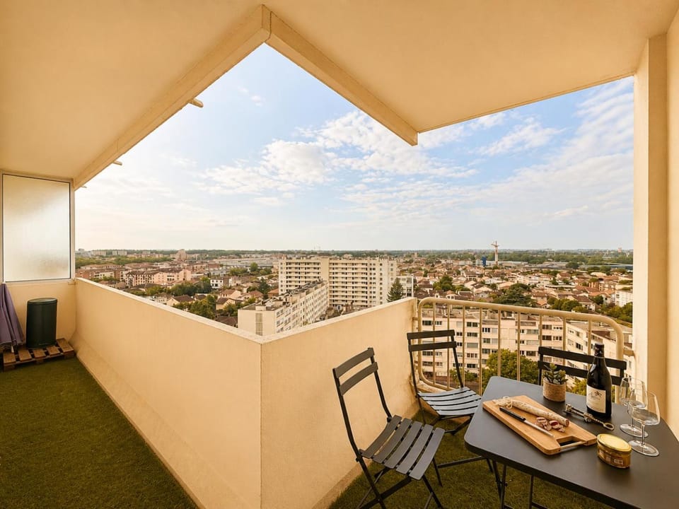 Patio, Day, View (from property/room), Balcony/Terrace, Dining area, City view