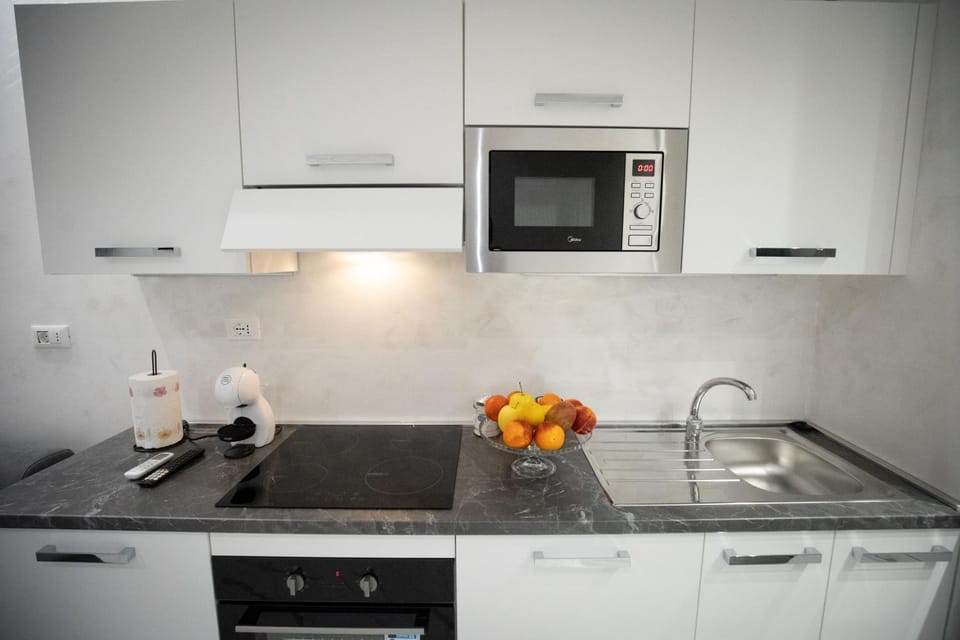 Coffee/tea facilities, Kitchen or kitchenette, stove