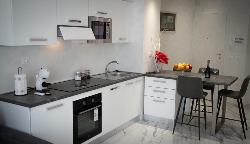 Coffee/tea facilities, Kitchen or kitchenette, stove