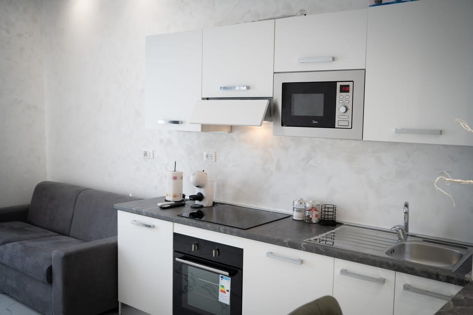 Coffee/tea facilities, Kitchen or kitchenette, stove