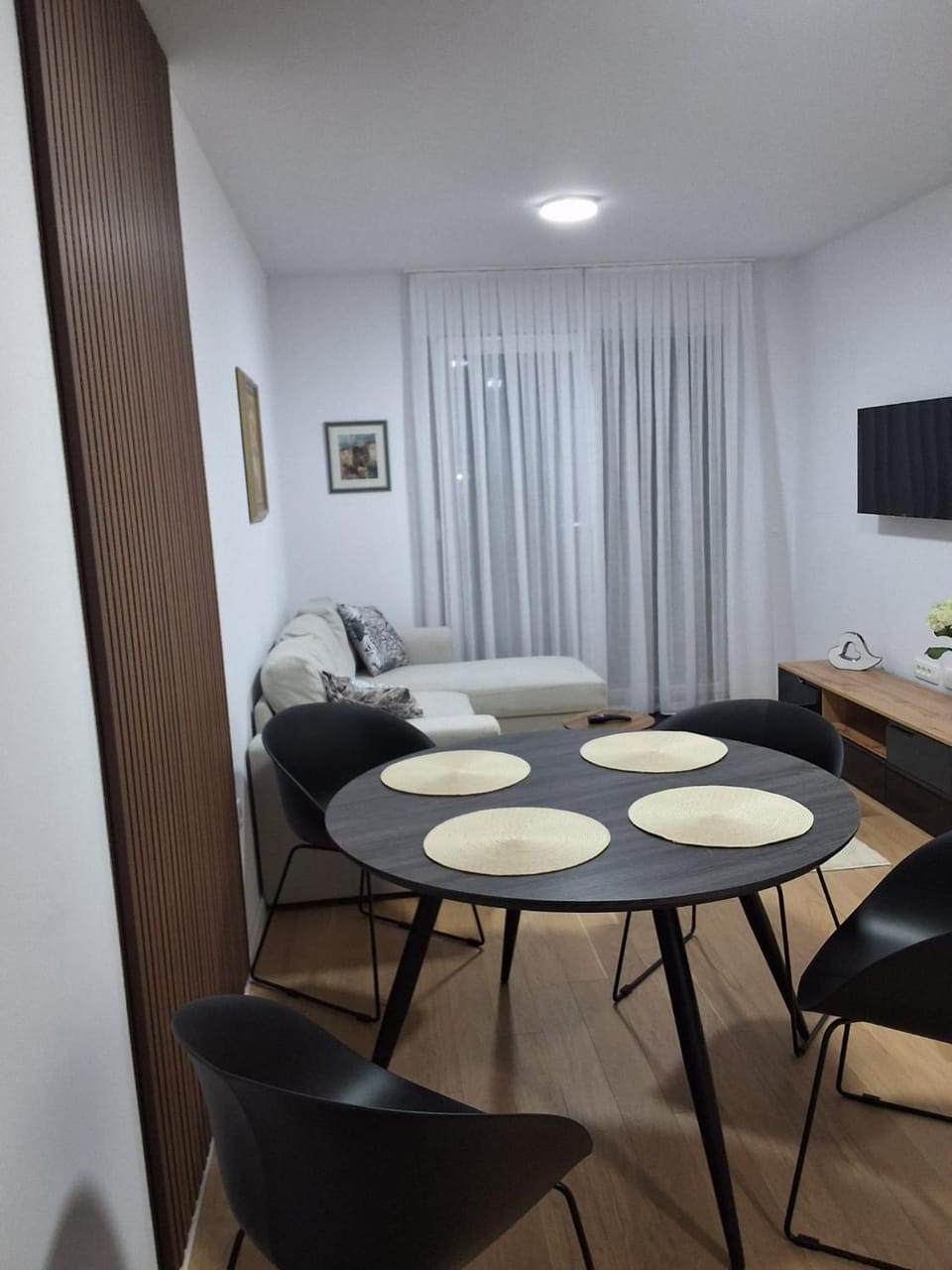 TV and multimedia, Living room, Seating area, Dining area