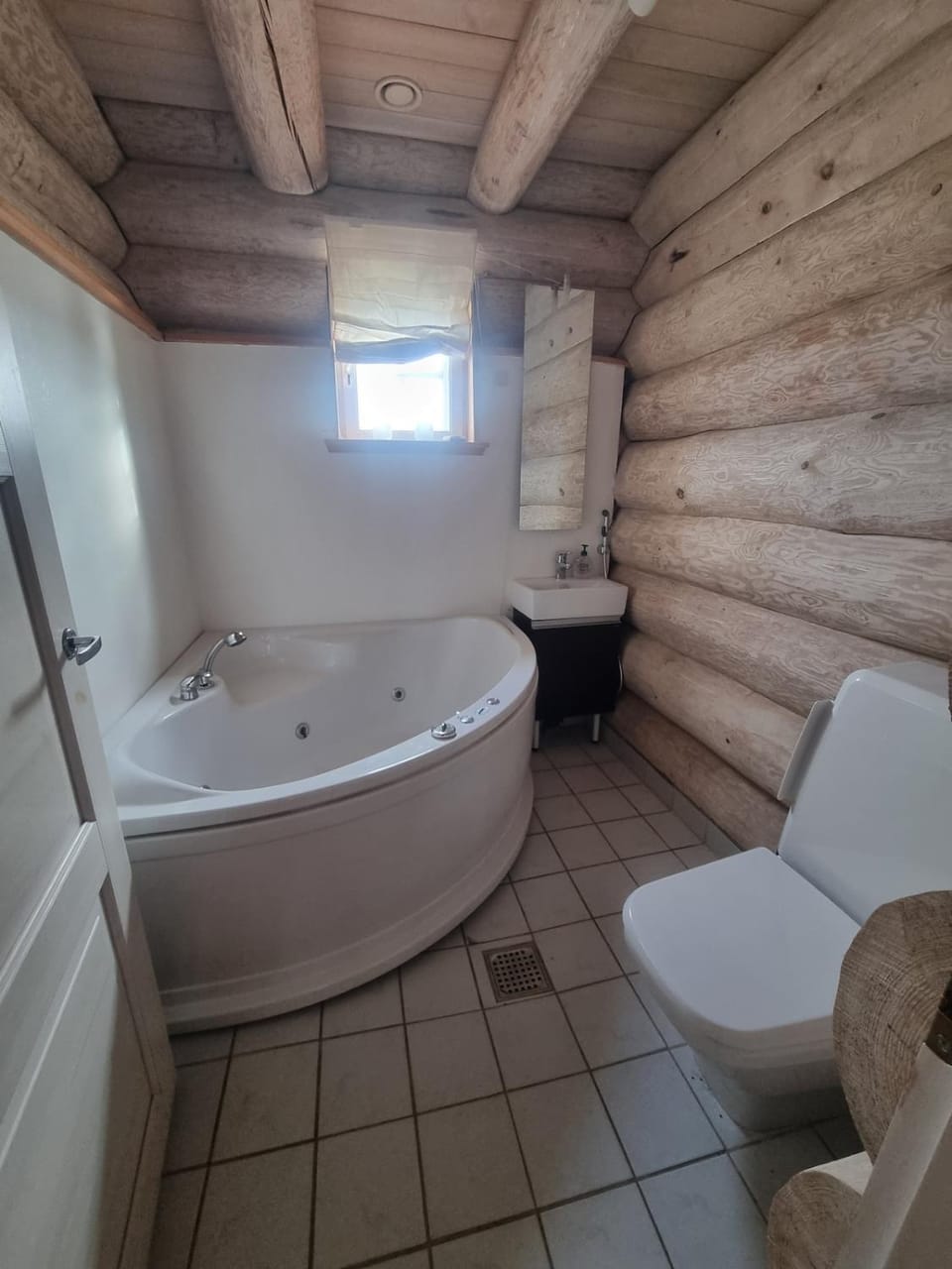 Toilet, Hot Tub, Bathroom