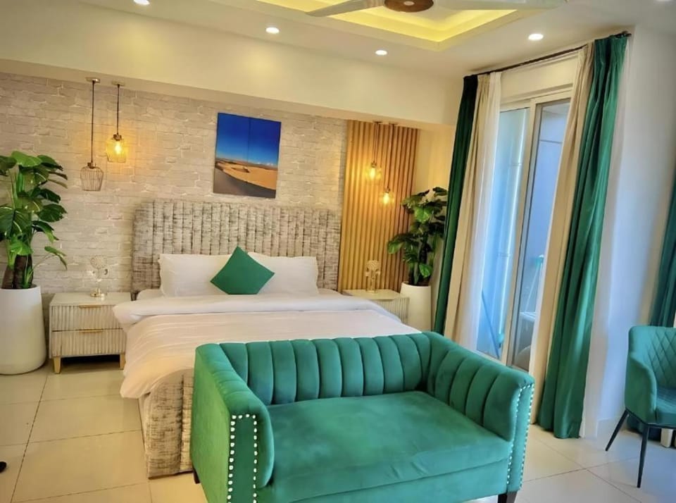 Bed, Living room, Photo of the whole room, Seating area, Bedroom