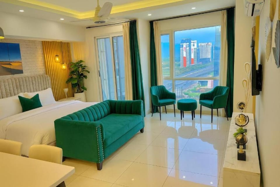 TV and multimedia, Living room, Seating area, Mountain view, air conditioner