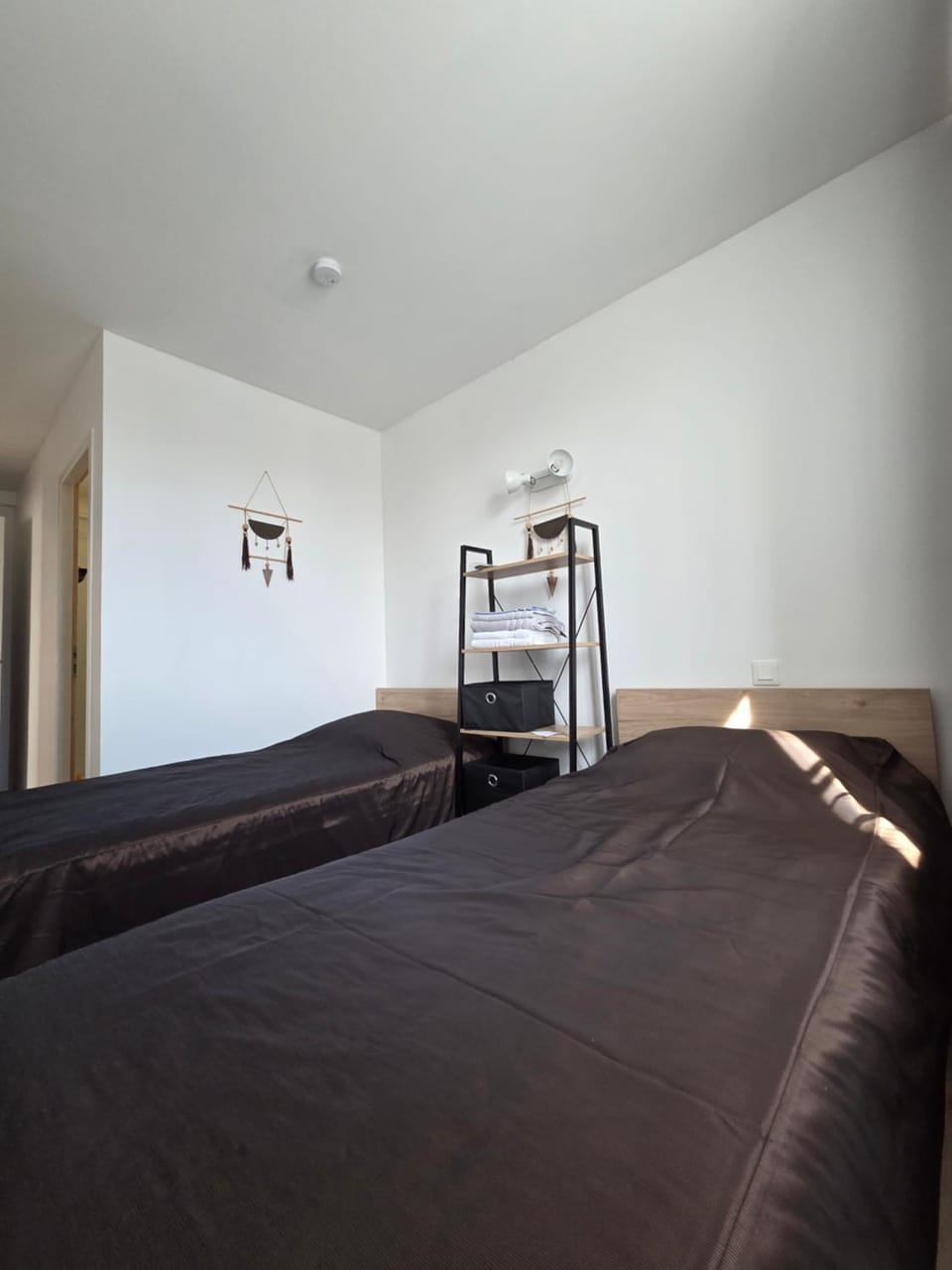 Bed, Photo of the whole room, Bedroom, storage, towels