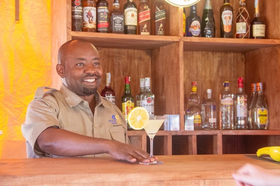 Staff, Lounge or bar, Drinks, Alcoholic drinks
