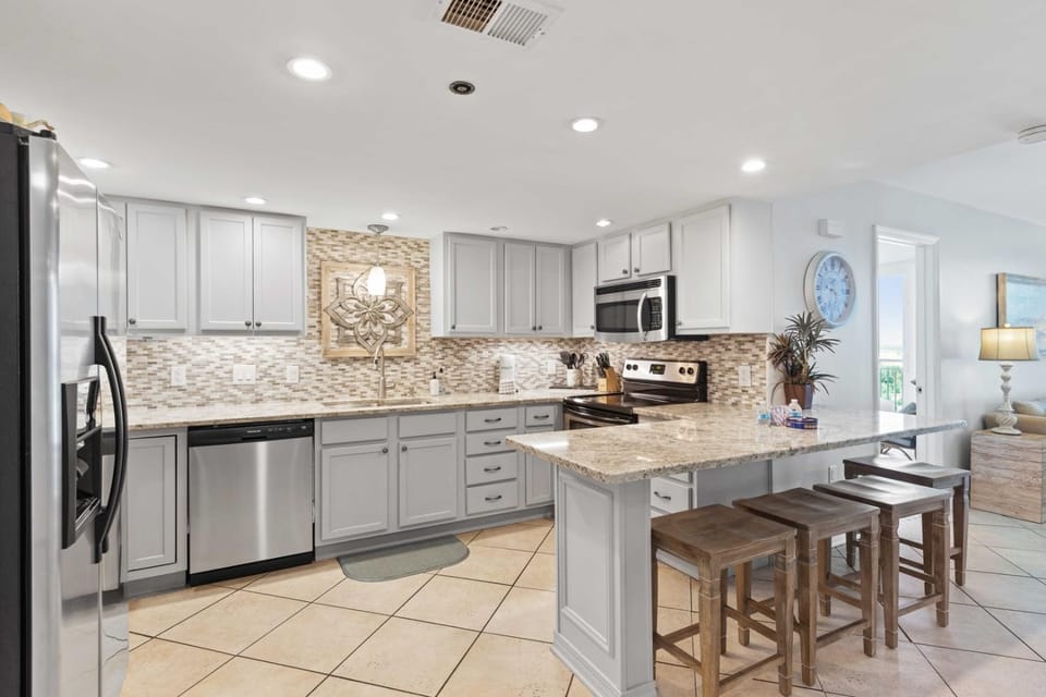 Lux 2BR Beach Condo • Free Beach Chairs 2026 House in Okaloosa Island