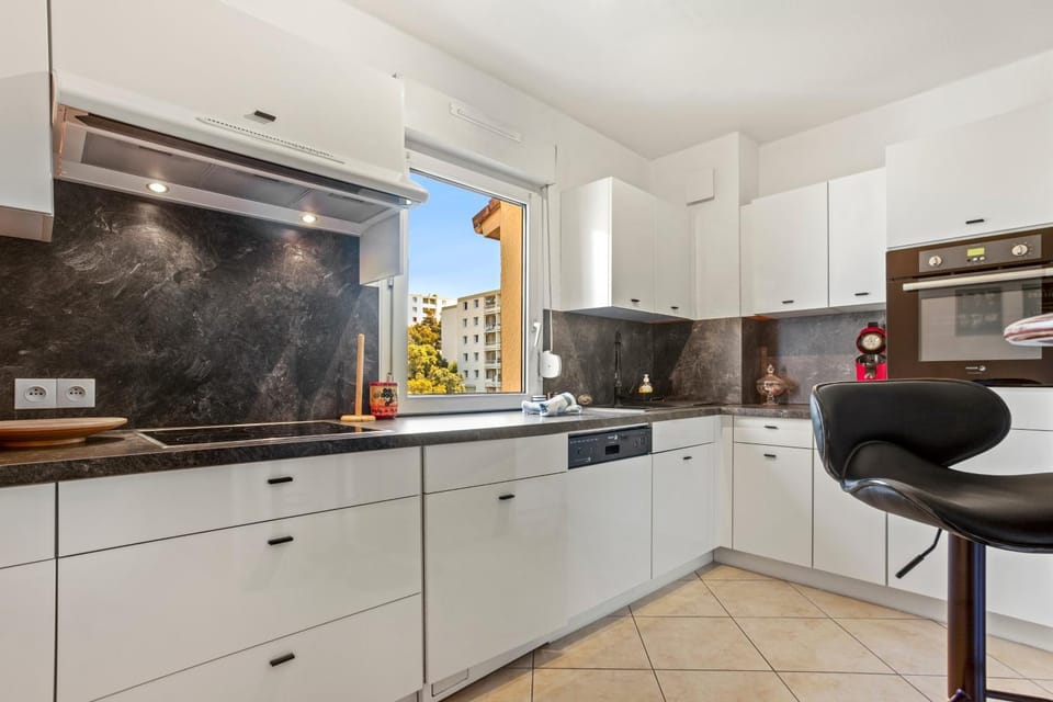 Kitchen or kitchenette, Living room