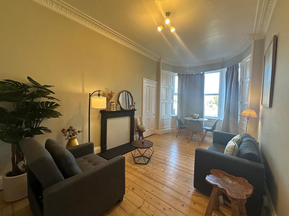 Private Entry 2-Bedroom Flat Apartment in Edinburgh