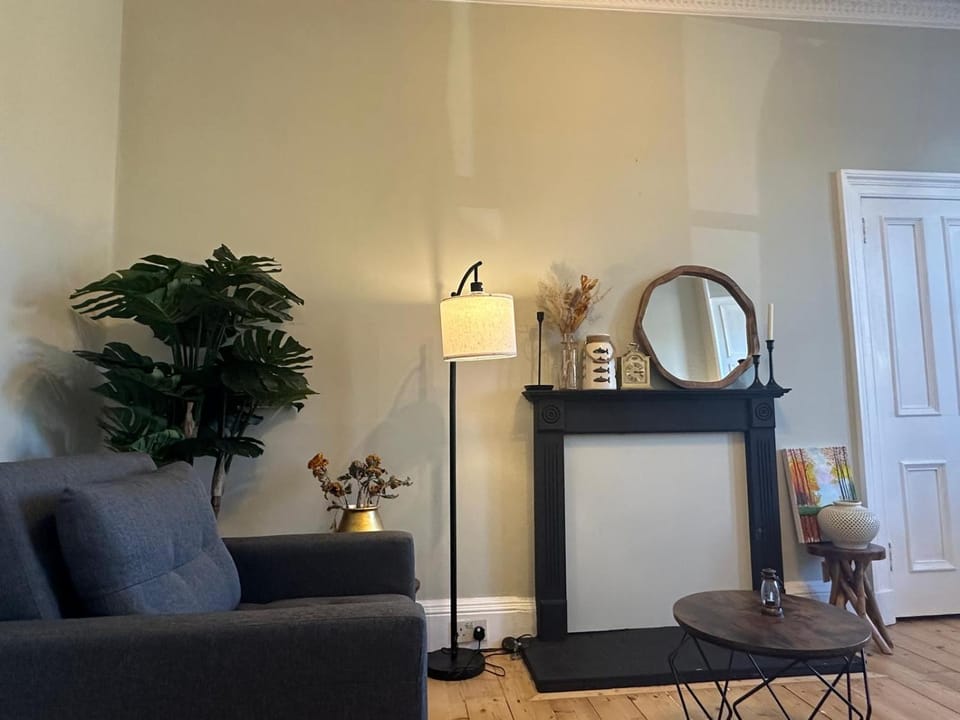 Private Entry 2-Bedroom Flat Apartment in Edinburgh