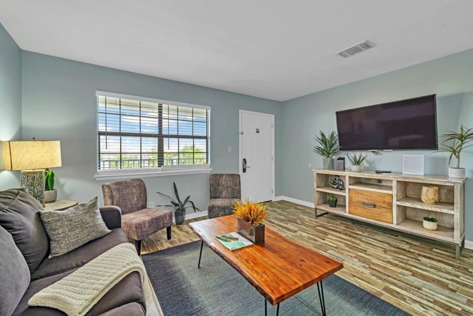 Stylish Okaloosa Island 1BR Condo Steps to Beach House in Okaloosa Island