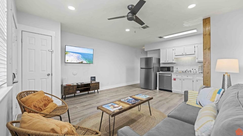Escape to Colorful Okaloosa Island 1BR Condo House in Okaloosa Island
