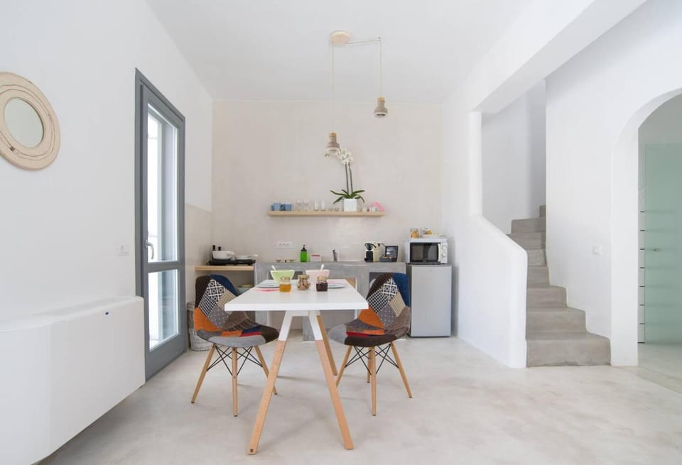 Coffee/tea facilities, Kitchen or kitchenette, Living room, Dining area