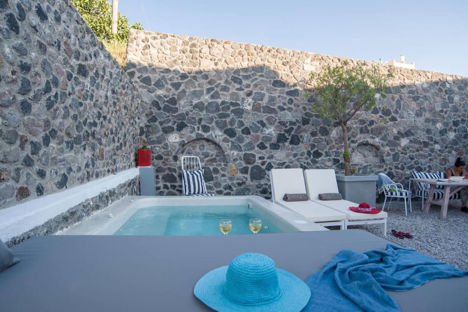Patio, Day, Hot Tub, Dining area, sunbed