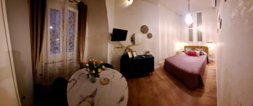 Bed, Photo of the whole room, Seating area, Bedroom