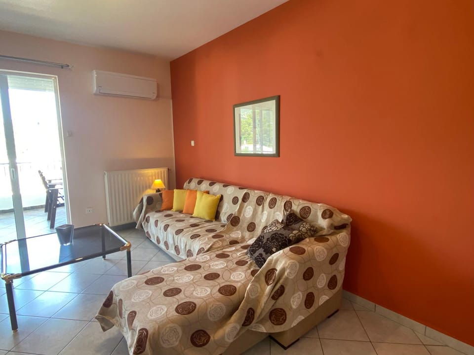 Bed, Living room, Seating area, air conditioner
