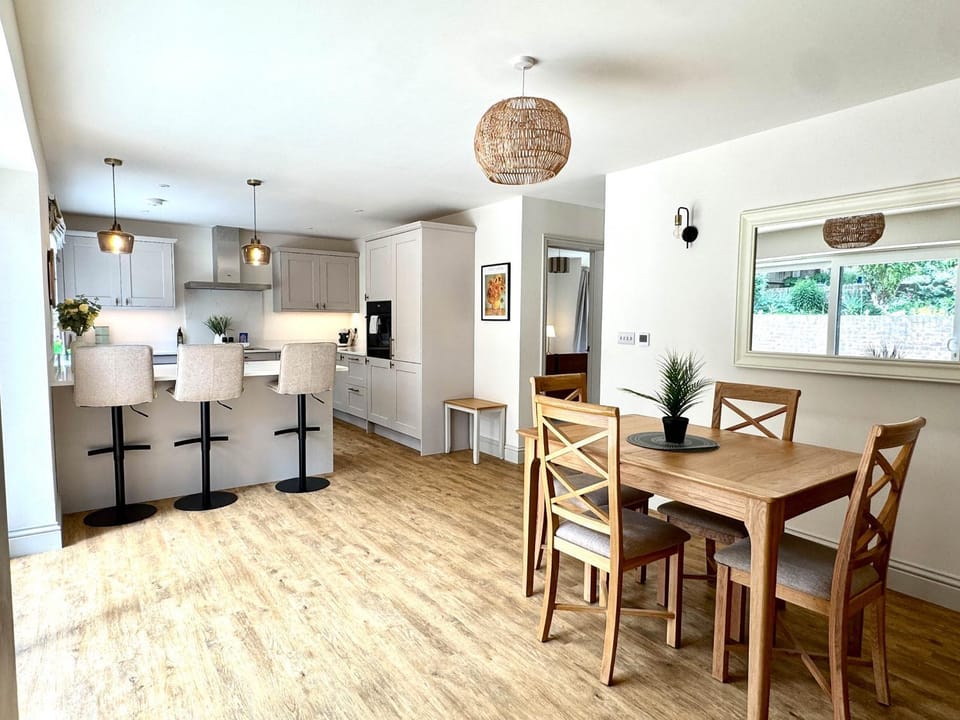 Kitchen or kitchenette, Seating area, Dining area