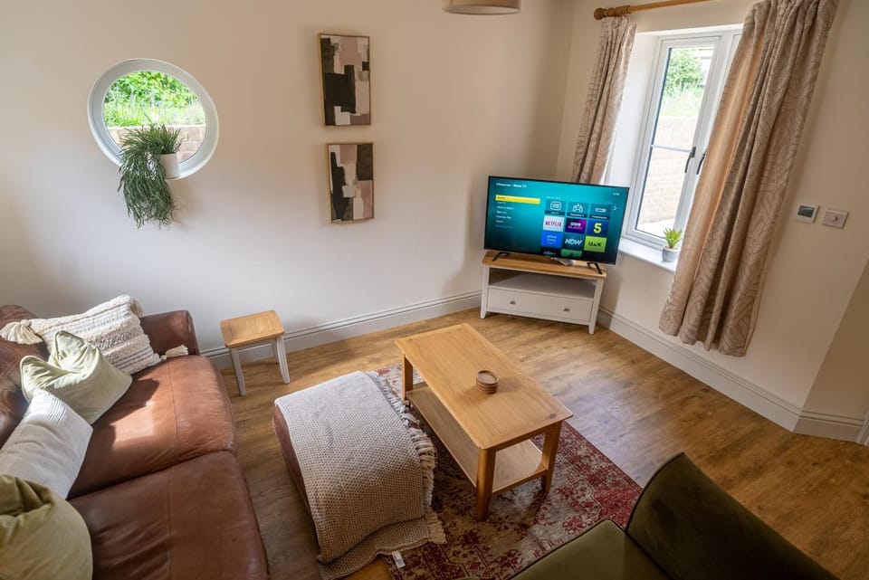 Communal lounge/ TV room, TV and multimedia, Living room, Seating area, Evening entertainment