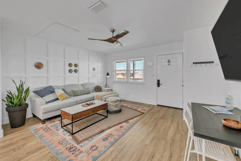 Stylish Okaloosa Island 1BR Condo: Easy Beach Walk House in Okaloosa Island