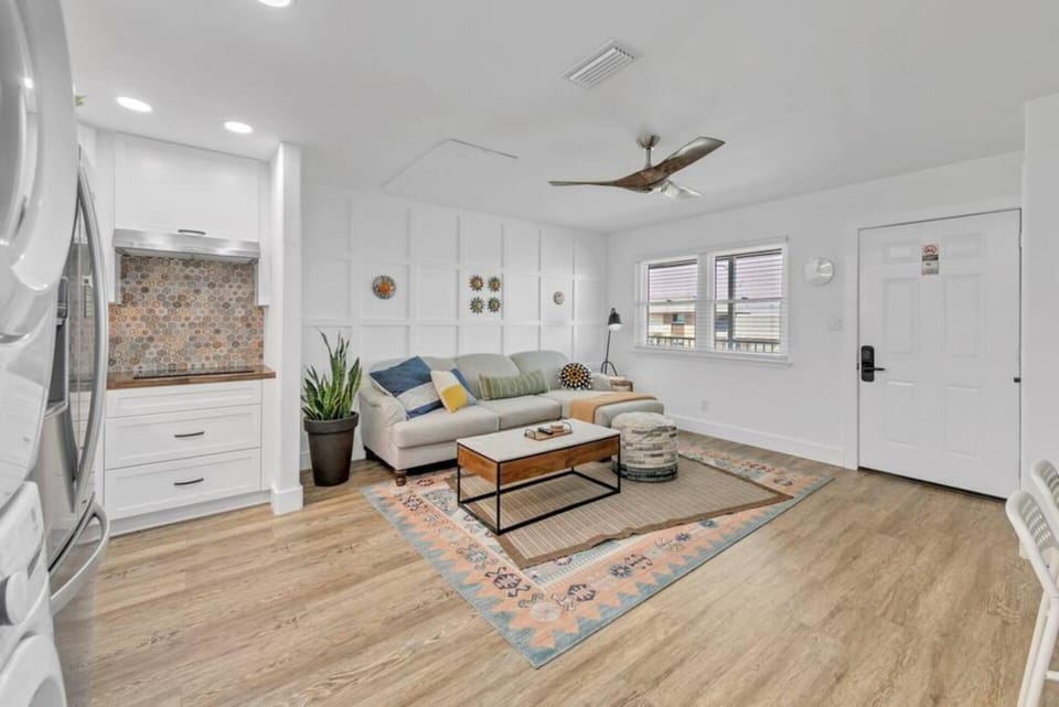 Stylish Okaloosa Island 1BR Condo: Easy Beach Walk House in Okaloosa Island