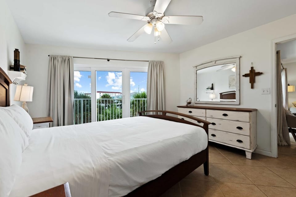 Relax & Recharge SeaCrest Pool, Gym, Steps 2 Beach Apartment in Okaloosa Island