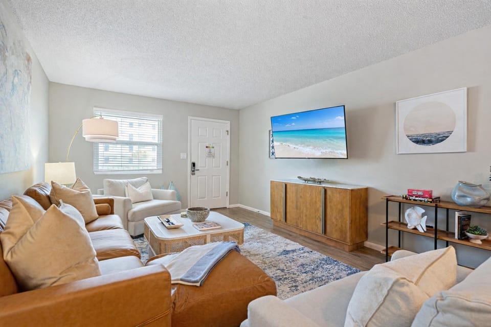 Beach Escape • Pool View • Walk to Beach + Food House in Okaloosa Island