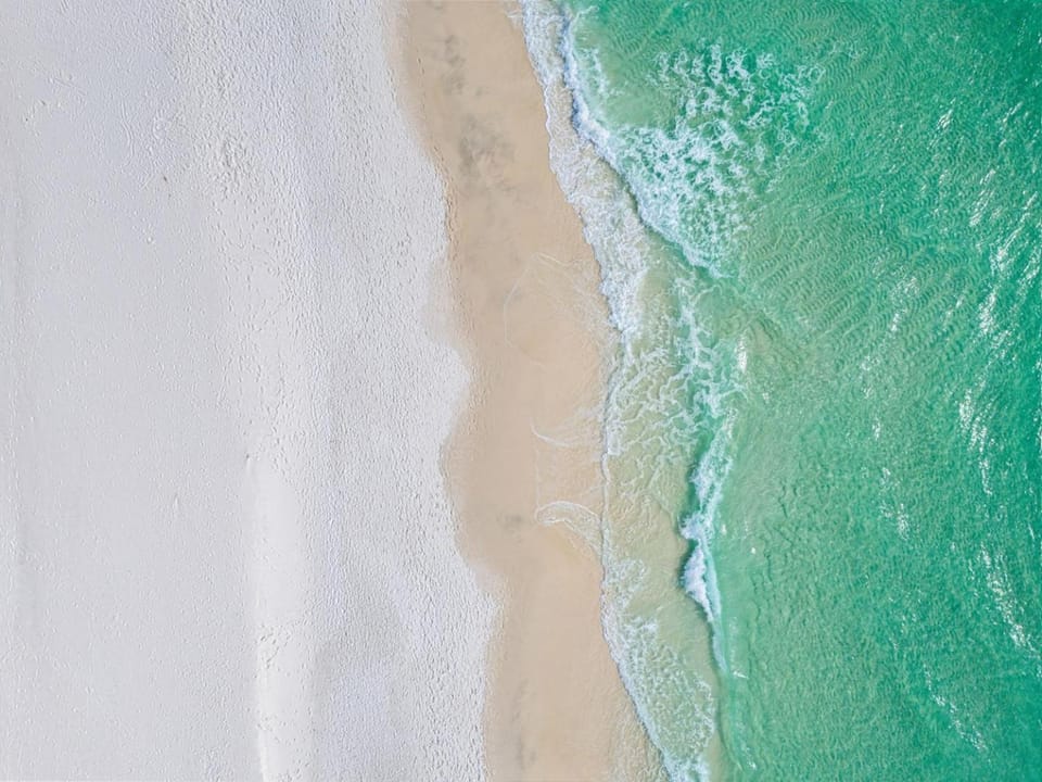 Beach Escape • Pool View • Walk to Beach + Food House in Okaloosa Island