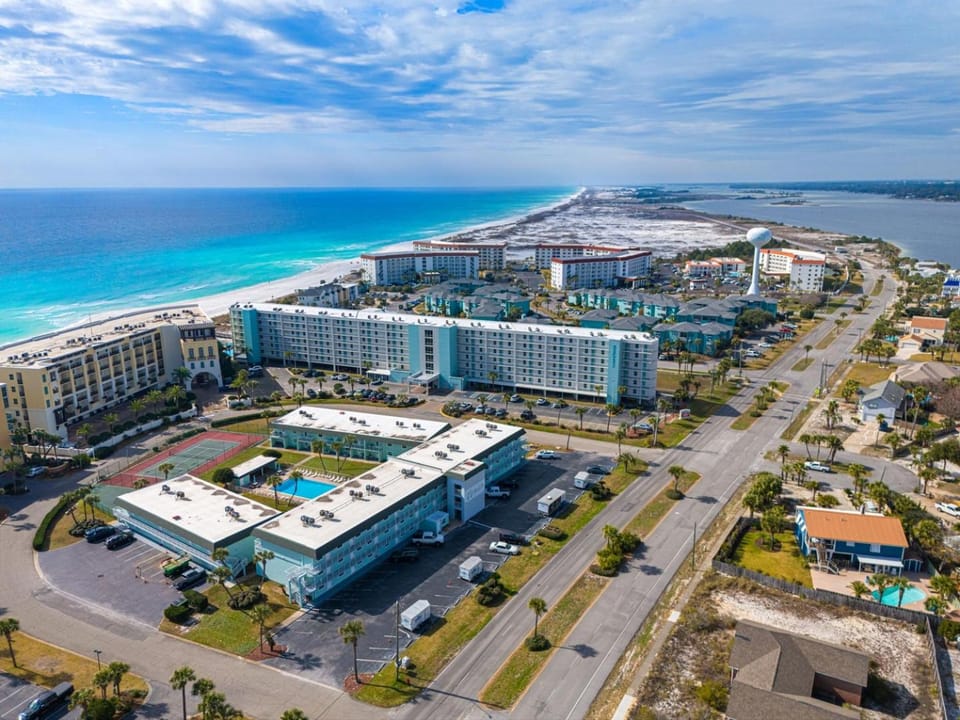 Beach Escape • Pool View • Walk to Beach + Food House in Okaloosa Island