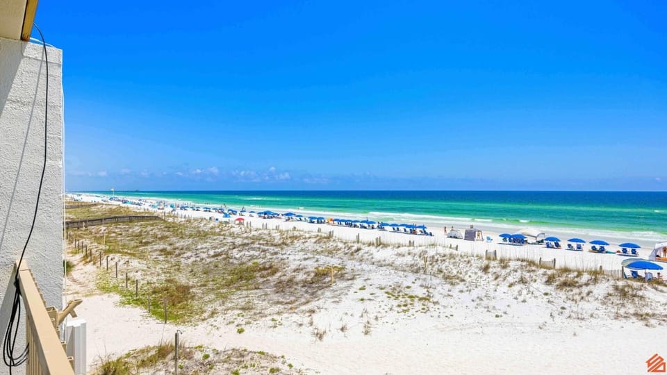 Coastal Comfort: Top Floor 1BR Beachfront Condo House in Okaloosa Island