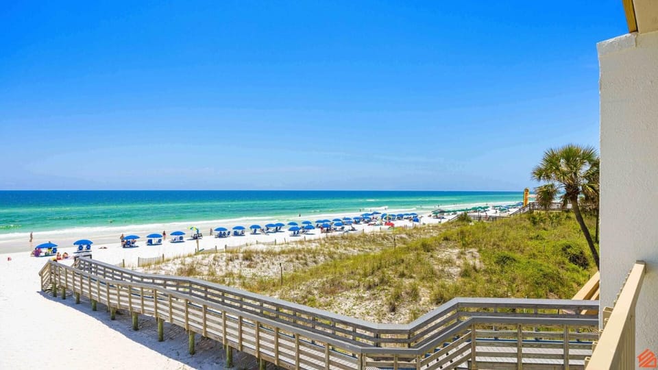 Coastal Comfort: Top Floor 1BR Beachfront Condo House in Okaloosa Island