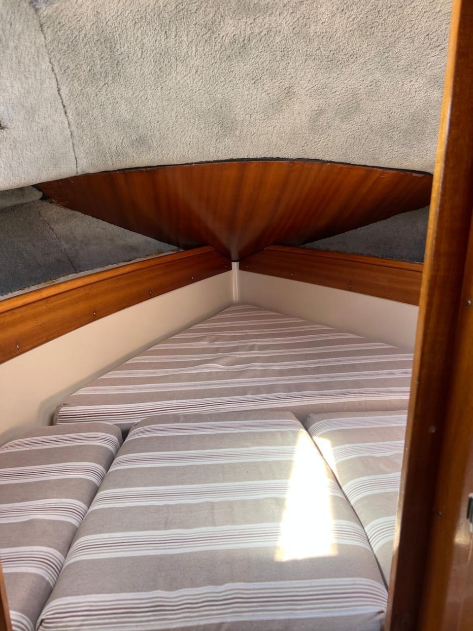 Nuit insolite sur un bateau Docked boat in Agde