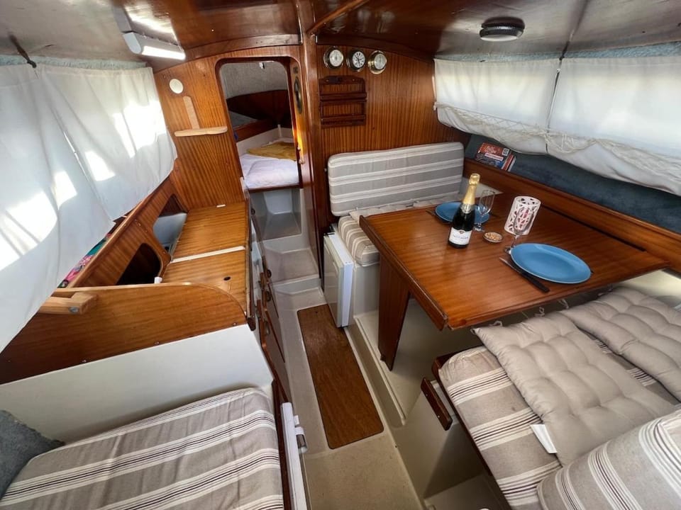 Nuit insolite sur un bateau Docked boat in Agde