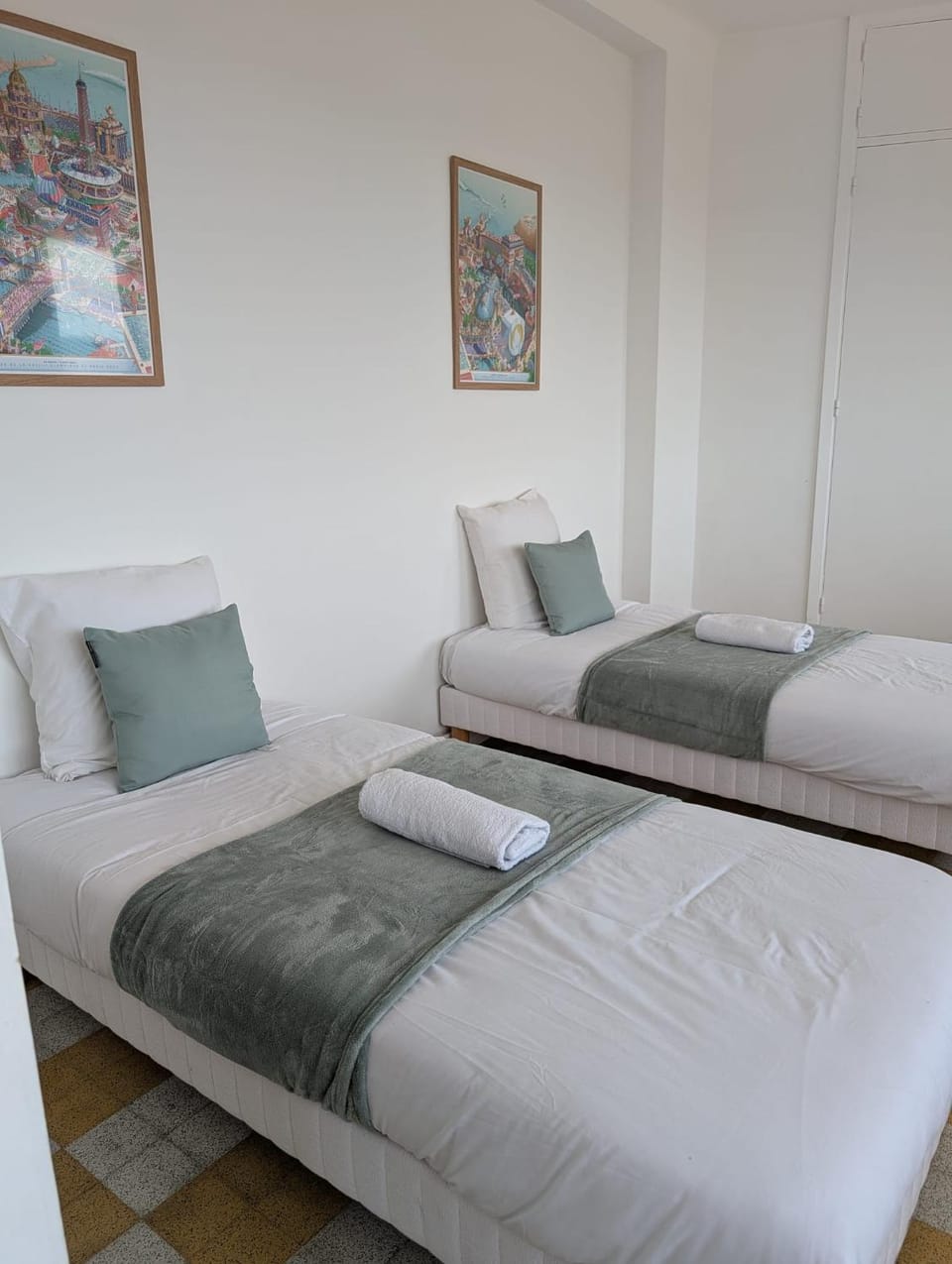 Bed, Bedroom, towels