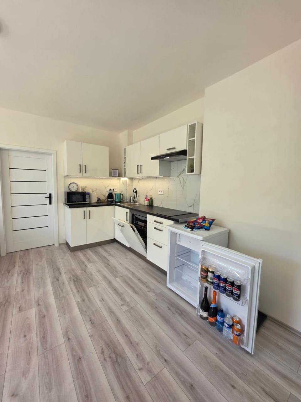 Kitchen or kitchenette, dishwasher, minibar, stove